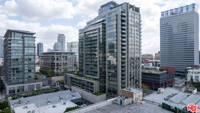 1155 S Grand Avenue, Los Angeles CA: https://media.crmls.org/mediaz/6dbbb963-99af-4999-aa76-de8f888d759c.jpg