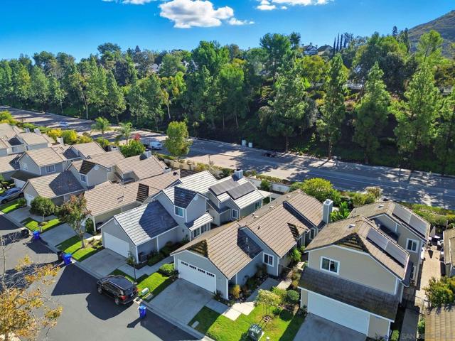 10462 Rancho Carmel Dr, San Diego CA: https://media.crmls.org/mediaz/6dbd9605-601e-4416-abdc-f6da51882df2.jpg