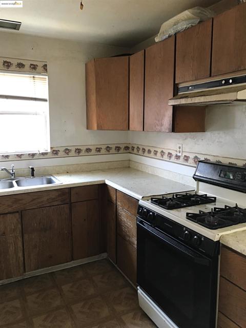 5607 Edgerly St, Oakland CA: https://media.crmls.org/mediaz/6dbdc4cb-40d1-4c10-b5c8-7741720a3108.jpg