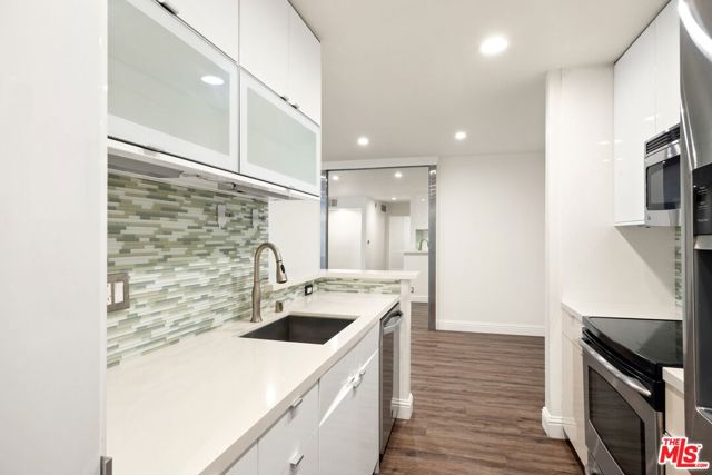 8535 W West Knoll Drive, West Hollywood CA: https://media.crmls.org/mediaz/6dbf001a-222e-42ca-807b-eb688fe37061.jpg
