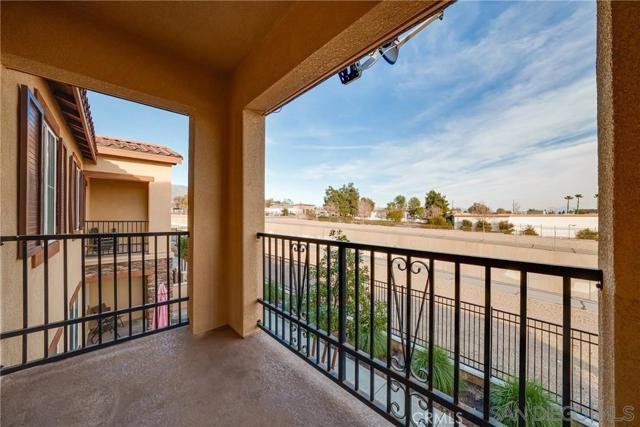 8011 City View Pl, Rancho Cucamonga CA: https://media.crmls.org/mediaz/6dbfc90b-1568-410c-ad9e-df2650b69db3.jpg