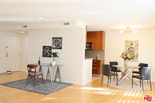 4407 Francis Avenue, Los Angeles CA: https://media.crmls.org/mediaz/6dbff1bb-6f7e-4f3f-a789-35507e28d45b.jpg