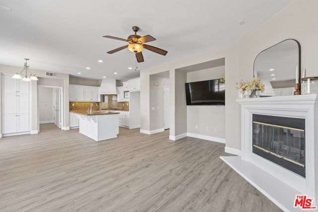19723 Ellis Henry Court, Santa Clarita CA: https://media.crmls.org/mediaz/6dc00cab-a40c-41e7-a9ad-a34b9b373ec8.jpg