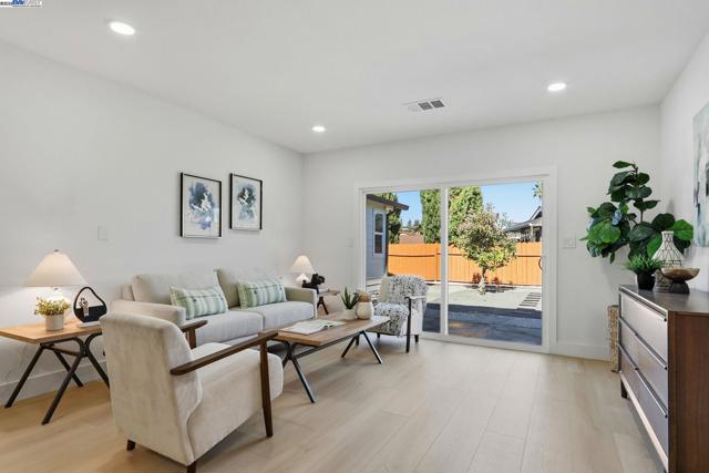 32252 Coronation dr, Union City CA: https://media.crmls.org/mediaz/6dc02df8-8f8e-4154-89cb-7a4ffb14f782.jpg