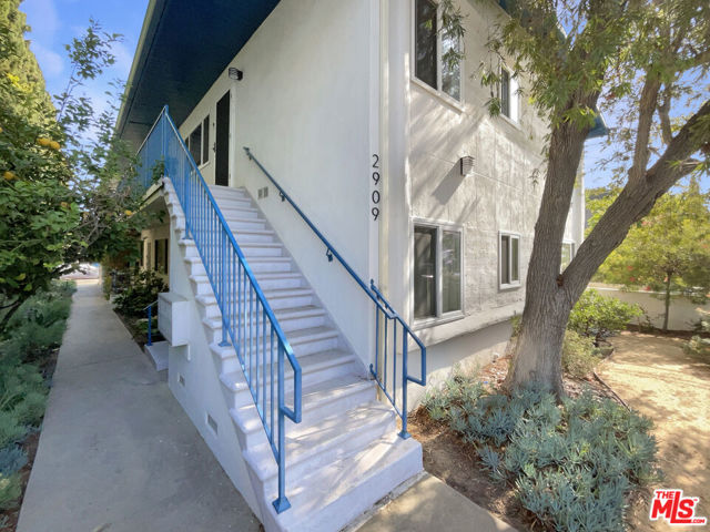 2909 10th Street, Santa Monica CA: https://media.crmls.org/mediaz/6dc1a38f-07df-419d-849d-5fe9a88e3896.jpg