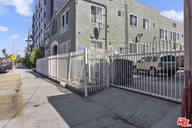 225 W Adams Boulevard, Los Angeles CA: https://media.crmls.org/mediaz/6dc1e4af-c7ef-4d67-bbc2-a16617f83b88.jpg