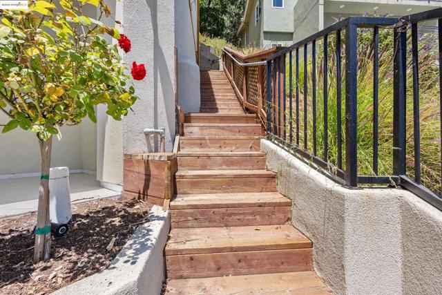 5915 Balboa Dr, Oakland CA: https://media.crmls.org/mediaz/6dc2bf55-9c5e-4d98-80dd-cc856c14e4a4.jpg