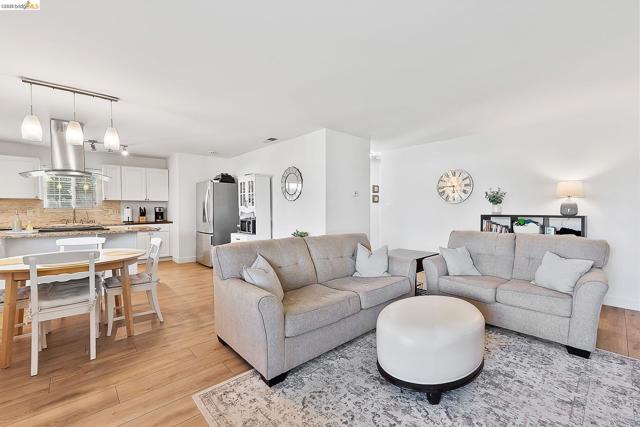 4855 Edgewood Ct, Oakley CA: https://media.crmls.org/mediaz/6dc2f86b-d5bb-4950-a41e-e0186de55d03.jpg