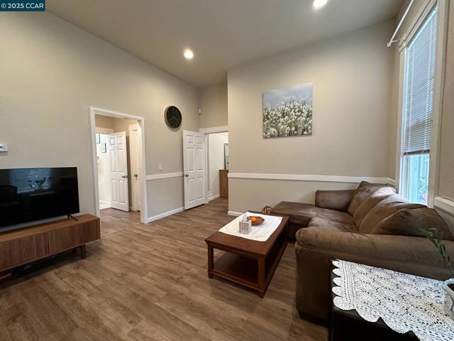 3229 Elm, Oakland CA: https://media.crmls.org/mediaz/6dc372b5-7f35-4bc1-960c-99a362acd071.jpg