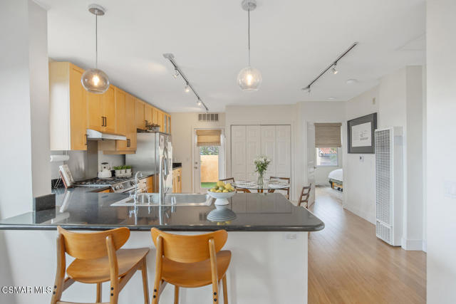 285 N Ventura Avenue, Ventura CA: https://media.crmls.org/mediaz/6dc42cd5-0049-4488-8f16-a1220a9aa7d1.jpg
