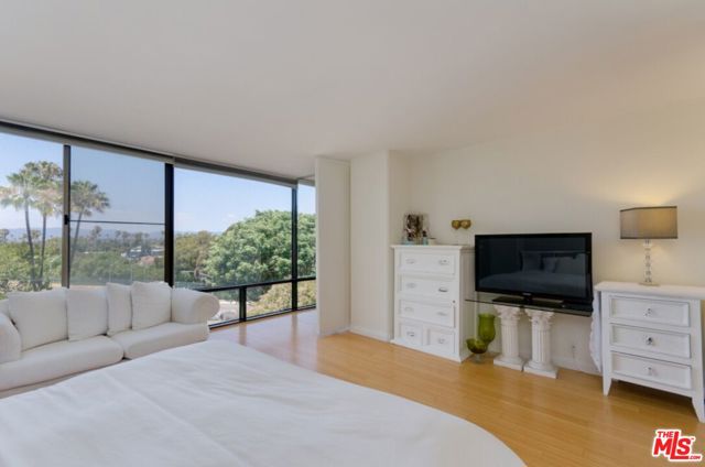 4337 Marina City Drive, Marina del Rey CA: https://media.crmls.org/mediaz/6dc4658b-3731-46c9-b7e3-8214ec070b12.jpg