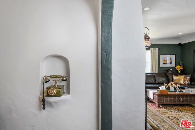 10344 Woodbridge Street, Toluca Lake CA: https://media.crmls.org/mediaz/6dc52d08-c112-42b1-859d-6dcef12b9e9e.jpg