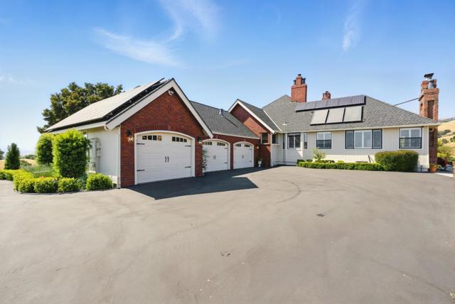 2525 Bridle Path Drive, Gilroy CA: https://media.crmls.org/mediaz/6dc62791-f9a4-44df-a78a-a67d6cb168e3.jpg