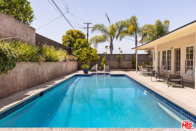 6020 S Corning Avenue, Los Angeles CA: https://media.crmls.org/mediaz/6dc681cb-d6d4-481a-bc0a-041d2af1b528.jpg