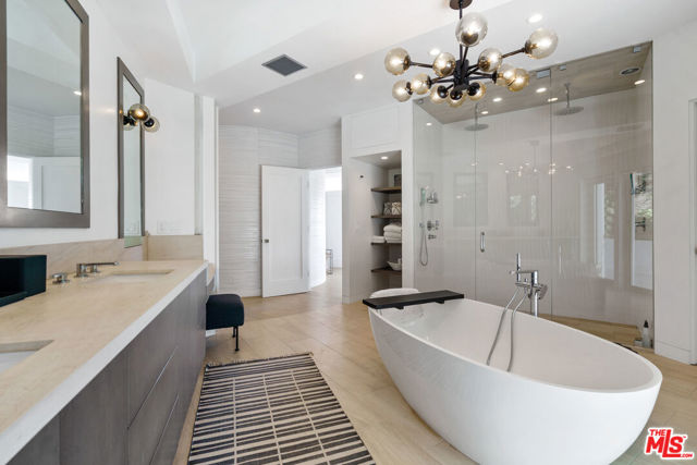 6375 Gayton Place, Malibu CA: https://media.crmls.org/mediaz/6dc73add-53d7-4f99-92d9-1f9d722a4bac.jpg