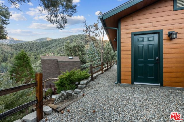 2222 Gimmewald Place, Pine Mountain Club CA: https://media.crmls.org/mediaz/6dc88f64-9856-474c-b013-3d8032f6805d.jpg
