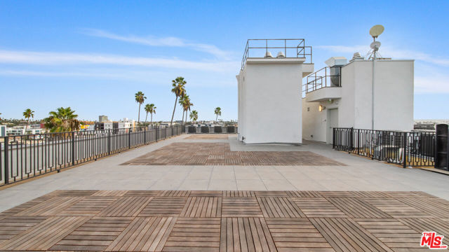 927 Fedora Street, Los Angeles CA: https://media.crmls.org/mediaz/6dc989a3-7ab6-46da-9984-a08ea08edbef.jpg