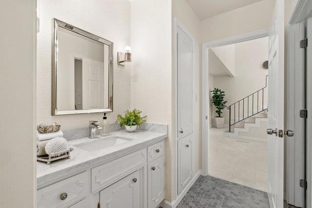 18400 Overlook Road, Los Gatos CA: https://media.crmls.org/mediaz/6dca5d1c-356d-43c5-93cf-2bb1b2edd1ff.jpg