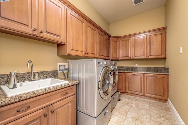 1916 Ticino Ct, Pleasanton CA: https://media.crmls.org/mediaz/6dcbe874-a1c9-4013-9a70-00fdb15ded55.jpg