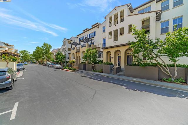 4222 Clarinbridge Cir, Dublin CA: https://media.crmls.org/mediaz/6dcc5867-e80e-4f10-a10d-d19674c63220.jpg