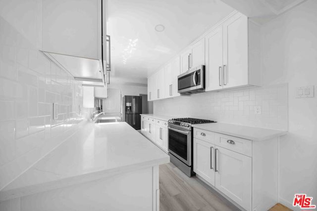 865 S Lucerne Boulevard, Los Angeles CA: https://media.crmls.org/mediaz/6dcccee5-cb02-47e8-8499-66ffa1845c8c.jpg