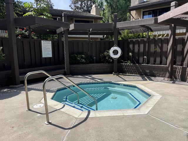 Detail Gallery Image 12 of 15 For 4710 Birchwood Cir, Carlsbad,  CA 92008 - 3 Beds | 2/1 Baths