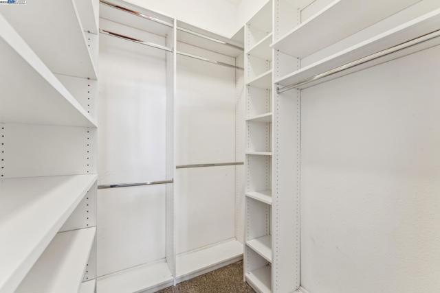311 4th St, Oakland CA: https://media.crmls.org/mediaz/6dce35cb-7e1e-44c4-afc4-ab1f2b9fd36b.jpg