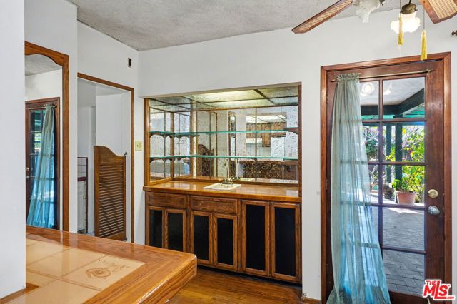 1314 Palms Boulevard, Venice CA: https://media.crmls.org/mediaz/6dce6855-a977-44f0-b556-176bbc7874d5.jpg