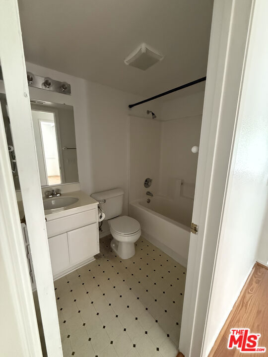 44752 Ranchwood Avenue, Lancaster CA: https://media.crmls.org/mediaz/6dceaa2c-3637-4813-937b-f2d78faab187.jpg