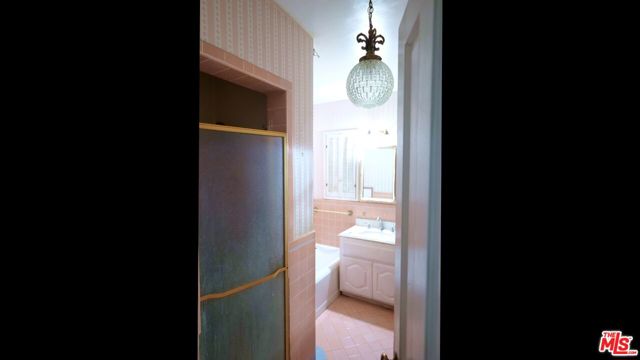 1722 Bel Aire Drive, Glendale CA: https://media.crmls.org/mediaz/6dcf05a0-af7f-4e86-ac96-c7e0f757f44c.jpg
