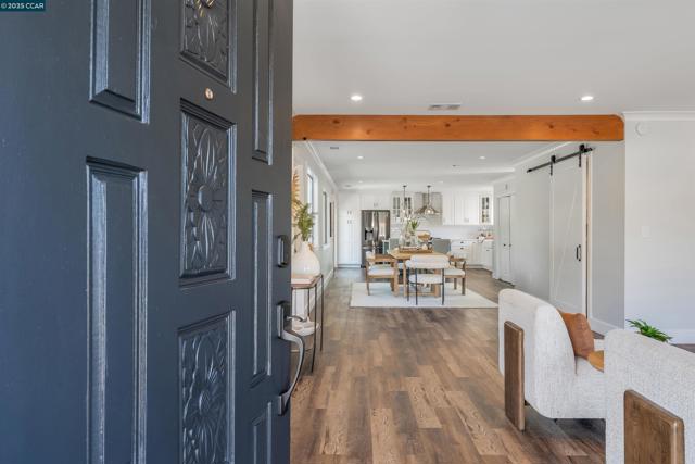 3212 Oxford Pl, Concord CA: https://media.crmls.org/mediaz/6dd00054-8ac6-4390-86c3-3cbf3ba30f57.jpg
