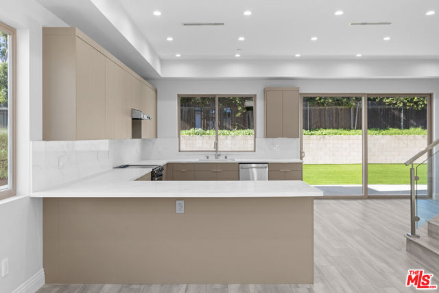 6723 Sunnyslope Avenue, Van Nuys CA: https://media.crmls.org/mediaz/6dd049d7-b8fe-4e53-8991-09a6c3d2ef93.jpg