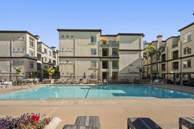 4165 Executive Dr, La Jolla CA: https://media.crmls.org/mediaz/6dd09579-8001-4f9c-bef0-f675db7253f8.jpg