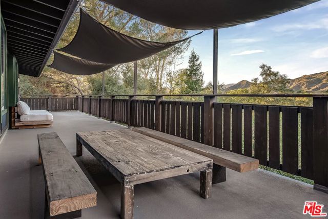 625 Reithe Avenue, Calabasas CA: https://media.crmls.org/mediaz/6dd174e6-4ca2-47d0-9446-79053dd8691c.jpg