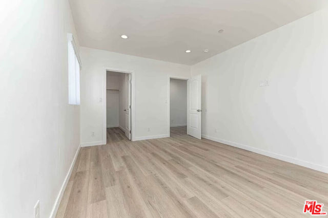 2103 S Burnside Avenue, Los Angeles CA: https://media.crmls.org/mediaz/6dd1ccd8-6203-4c76-9e68-650477103cbe.jpg
