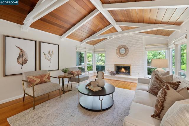149 Rock Oak Court, Walnut Creek CA: https://media.crmls.org/mediaz/6dd26836-2c6e-44c7-a94f-592663dbeff5.jpg