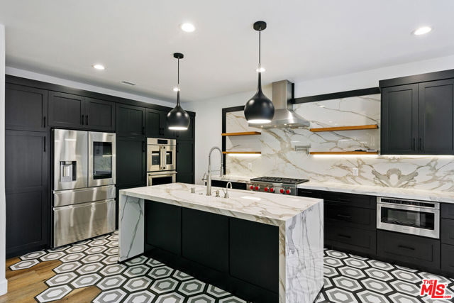 6477 Zuma View Place, Malibu CA: https://media.crmls.org/mediaz/6dd29b6a-7539-47ec-a8bd-99a15fcc4501.jpg