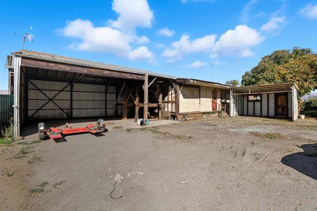 790 Shore Road, Hollister CA: https://media.crmls.org/mediaz/6dd3050b-8dc5-4500-a03f-0a329efa3c87.jpg