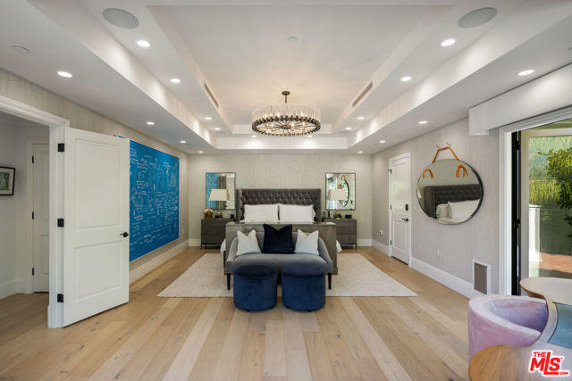 9885 Carmelita Avenue, Beverly Hills CA: https://media.crmls.org/mediaz/6dd41e59-99e9-43bd-8790-8c95d5fd32f8.jpg