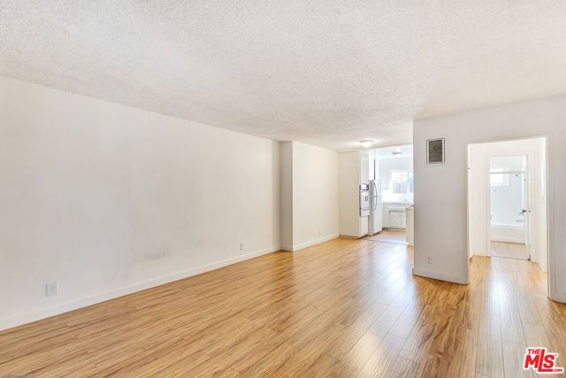 2332 S Beverly Glen Boulevard, Los Angeles CA: https://media.crmls.org/mediaz/6dd51a22-9f12-48cb-84bc-cc194e455c7d.jpg
