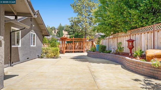 5517 Kirkwood Dr, Concord CA: https://media.crmls.org/mediaz/6dd579a6-bbe1-461a-a99b-9d5fd93b4610.jpg