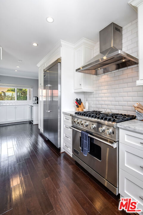8407 Skyline Drive, Los Angeles CA: https://media.crmls.org/mediaz/6dd6677f-8be3-487e-8168-0fe10a11f638.jpg