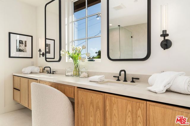 3267 Colby Avenue, Los Angeles CA: https://media.crmls.org/mediaz/6dd7d894-047a-4b11-a27b-3c9ea6e4a316.jpg