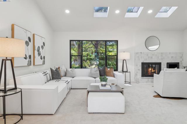 361 Castle Crest Rd, Alamo CA: https://media.crmls.org/mediaz/6dd8283e-bbfe-4881-abd4-905ca703cd47.jpg