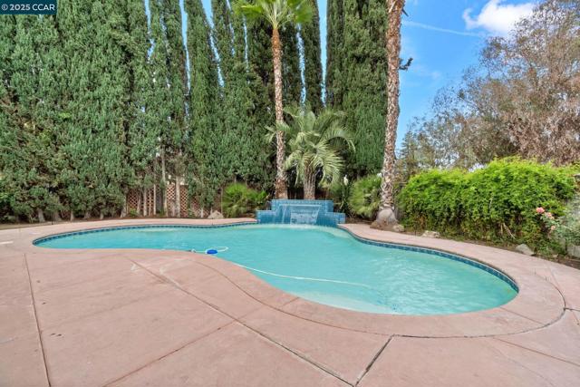 2550 E Jenny Ave, Fresno CA: https://media.crmls.org/mediaz/6dd8c4cf-72c8-48a0-8f82-1b0f18833149.jpg