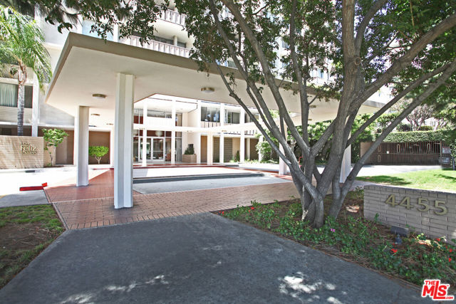 4455 Los Feliz Boulevard, Los Angeles CA: https://media.crmls.org/mediaz/6dda5825-a5a4-4eab-b66f-9f645bfc9fa5.jpg