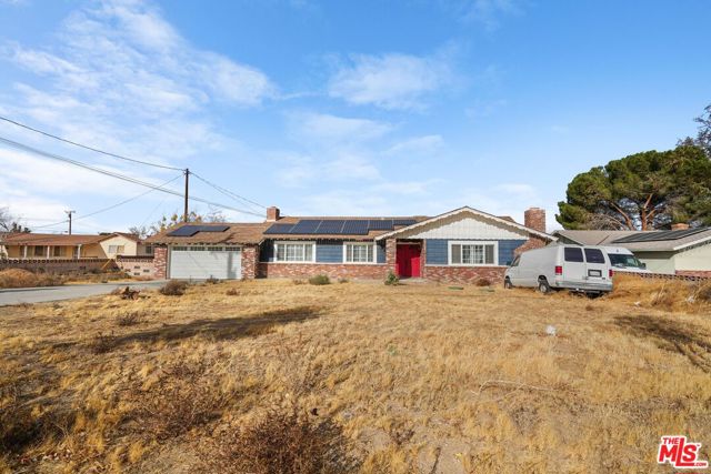 4631 W Avenue M8, Lancaster CA: https://media.crmls.org/mediaz/6ddaa11d-a01d-49b5-9821-a622b5ec38bb.jpg