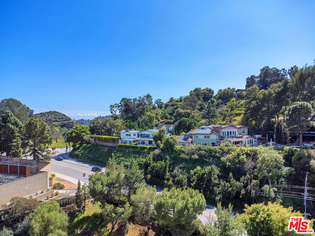 2925 Dona Susana Drive, Studio City CA: https://media.crmls.org/mediaz/6dde1e07-63ad-4a1e-ab0e-722c35e26a7d.jpg
