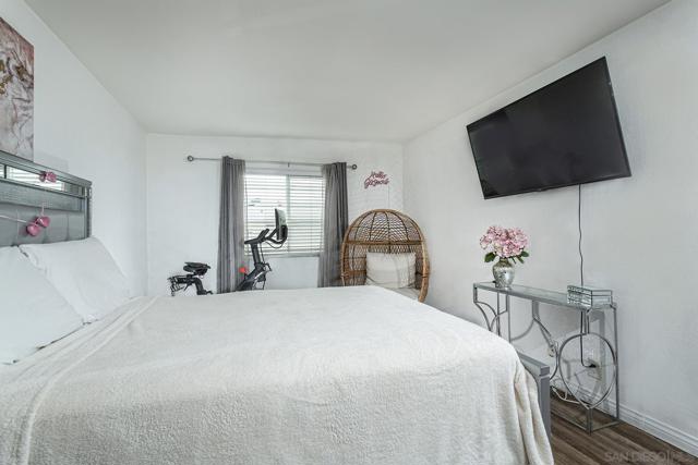 4164 Cherokee Ave, San Diego CA: https://media.crmls.org/mediaz/6dde9d4d-aca8-4fb0-a67a-a62def8f8237.jpg
