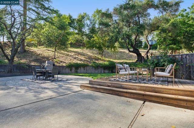 3938 Los Arabis Dr, Lafayette CA: https://media.crmls.org/mediaz/6ddfb14e-0ef9-4e65-adaa-0fbbb3c747c3.jpg